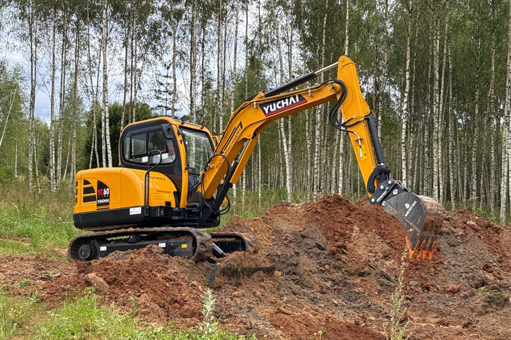 Китайский экскаватор Yuchai прошел испытания на полигоне с навесным оборудованием
