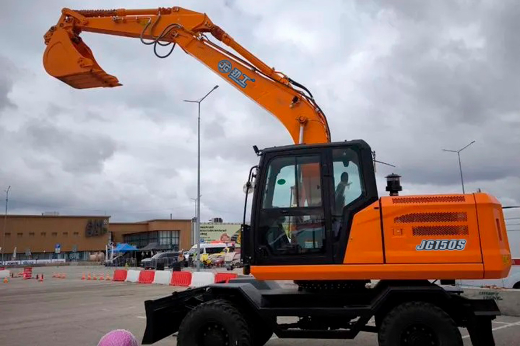 Зимняя смена — колёсные экскаваторы JINGGONG готовы к работе в холода! 